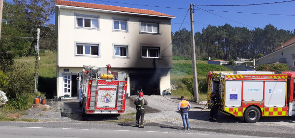 Un incendio nun garaxe deixa unha persoa ferida por queimaduras na parroquia de Serantes, no concello de Laxe